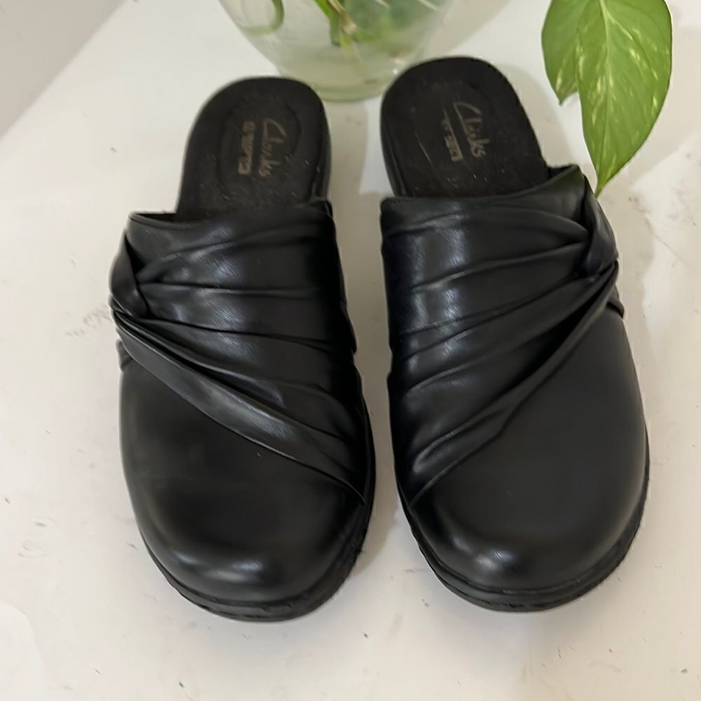 Clarks Black Leather Ruched Mule Slides Size 6.5